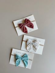 Olva velvet bow clip