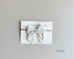 Olva velvet bow clip